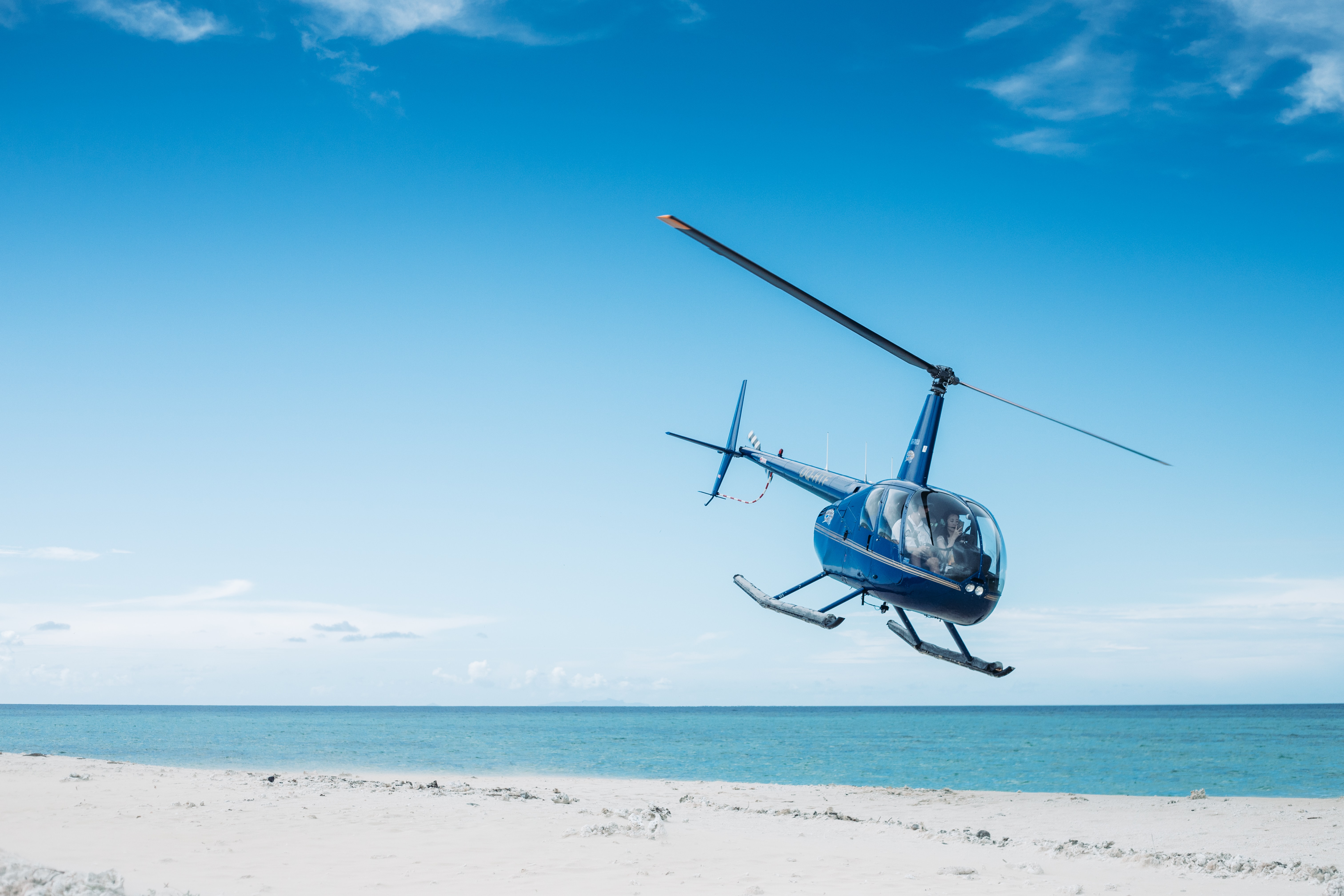 R44 sobrevolando la costa de Manabí